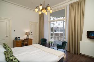 登博斯布洛韦波夫精品酒店的一间卧室设有一张床和一个大窗户