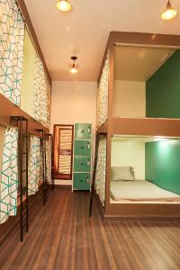 桑给巴尔Lost & Found Zanzibar的一间客房内配有两张双层床的房间