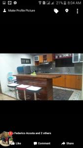 碧瑶Affordable Baguio APT的一张带柜台和椅子的厨房的照片
