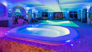 圣奥斯特尔The Carlyon Bay Hotel and Spa的一个带热水浴缸的大型游泳池