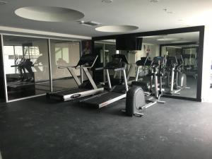 瓜亚基尔LUJO CONFORT SEGURIDAD Quo 101的健身房设有数台跑步机和镜子