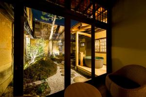 京都Nazuna Kyoto Nijo-jo的从房子内可欣赏到花园景色