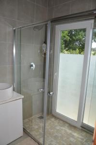 斯韦伦丹Bibi's Joy的带淋浴的浴室和玻璃门