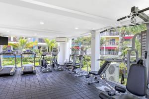 圣安德烈斯岛民得可麦仑酒店&度假村 - 全包的健身房,配有各种跑步机和机器