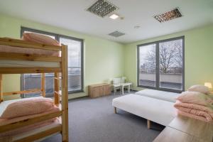 格丁尼亚海滨时光旅舍的一间带两张双层床的卧室和两个窗户