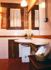 SamesCasa Rural La Riba的厨房配有水槽和一篮毛巾