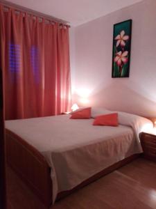茨雷斯Guesthouse Villa Marija的一间卧室配有一张带红色窗帘的大床