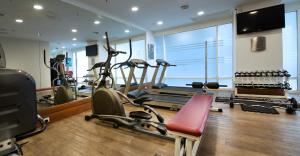 吉隆坡Hotel Royal Kuala Lumpur的健身房设有健身自行车和跑步机