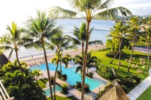 努美阿城堡皇家海滩度假村及Spa，努美阿的享有棕榈树和海洋度假村的空中景致