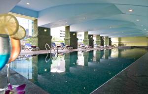 吉隆坡Hotel Royal Kuala Lumpur的游泳池,酒店带椅子