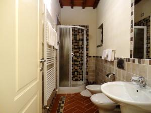 塔瓦尔努泽Il普格德力玫瑰住宿加早餐酒店的浴室设有2个卫生间、水槽和淋浴。