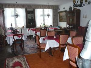 圣戈阿尔法瑞渡口酒店的用餐室设有桌椅和窗户。