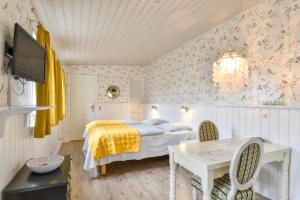 维堡Viborg City Rooms的一间小卧室,配有一张床和一张桌子