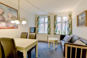 维堡Viborg City Rooms的客厅配有桌子和沙发