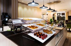维戈B&B HOTEL Vigo的自助餐,在柜台上提供几盘食物