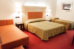 法塔特米Hotel Fontanelle的酒店客房,设有两张床和一张沙发