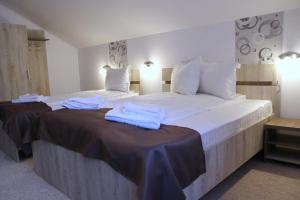 锡纳亚阿克苏**旅馆的酒店客房,配有两张带毛巾的床