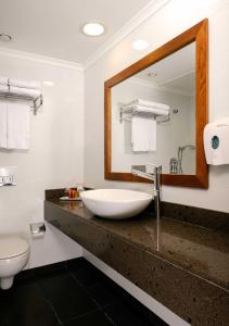 耶路撒冷凯撒耶路撒冷高级酒​​店的一间带水槽和镜子的浴室