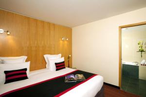 略桑巴黎苏德森特号角套房酒店的酒店客房设有一张大床和淋浴。