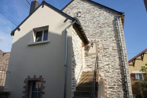 Saint-Mars-la-Jaille阿皮斯特客房旅馆的石头房子,有楼梯通往