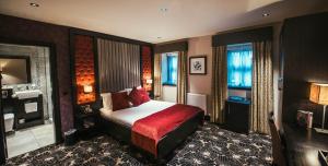 东基尔布赖德托伦斯酒店 的酒店客房,配有床和电视