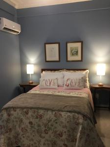 里约热内卢Anexo Ipanema的一间卧室配有一张大床和两盏灯