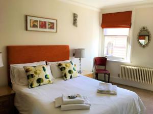 诺丁汉本迪恩克酒店的卧室配有带毛巾的大型白色床
