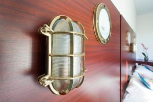 拉罗谢尔拉罗谢尔珀品斯海上人家酒店的一面墙上的镜子,床边