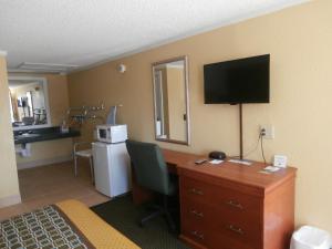 科尼尔斯科尼尔斯美国最佳价值酒店的酒店客房配有书桌、床和电视。