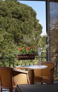 巴勒莫英国花园酒店的阳台上的花瓶桌子