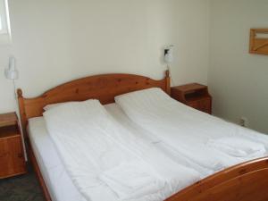 EdHotell Dalsland的卧室内的一张白色床,设有2个床头柜