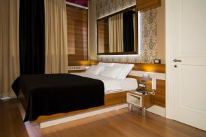 贝尔格莱德温布尔登加尼概念住宿加早餐旅馆的一间卧室配有一张床、镜子和门
