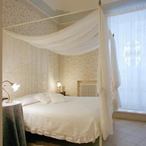 马丁纳弗兰卡卡赛斯帕梭尼历史中心乡村酒店的卧室配有白色的床和窗户。