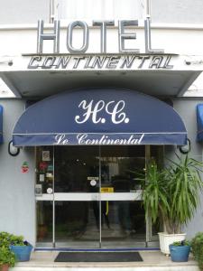 维耶尔宗欧陆式酒店的带有蓝色遮阳篷和标志的商店前部
