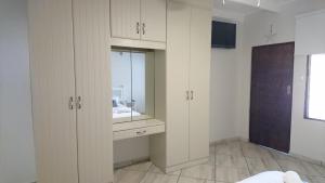 圣卢西亚Beach House 22 - Manzini Chalets的一间带白色橱柜和水槽的浴室