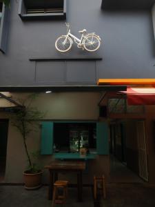 曼谷丝丽亚娜尔广场旅馆的一辆自行车挂在建筑物的一侧