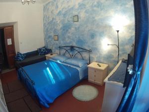 马瑞纳迪卡拉拉Eco B&B I Due Oleandri的一间卧室设有蓝色的床和蓝色的墙壁