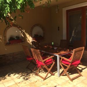 豪伊杜索博斯洛Lux Apartman Villa的庭院里一张桌子和四把椅子