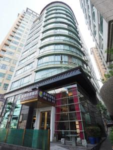 新店新店碧潭帝景饭店的前面有标志的高楼