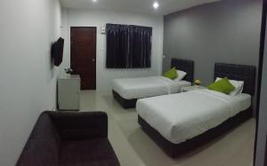 南邦南邦三叶草旅馆的酒店客房,设有两张床和一张沙发