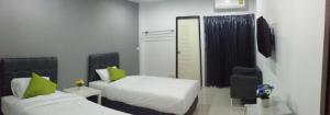 南邦南邦三叶草旅馆的酒店客房,配有两张床和椅子