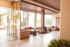 瓜廖尔瓜廖尔丽晶酒店的大堂配有沙发、桌子和窗户。