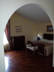 巴蒂帕利亚塔维诺拉洛坎达迪坎帕尼那酒店的一间卧室配有一张床和一个沙发