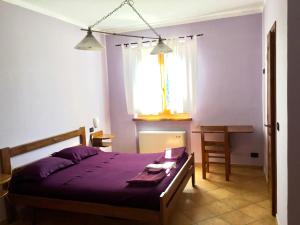 Vara SuperioreLa Nuvola sul Mare的一间卧室配有一张床、一张桌子和一个窗户。