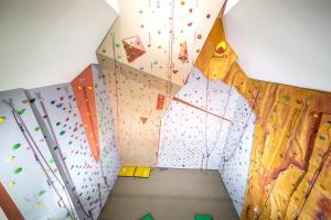 别拉Village Resort Hanuliak的一间设有攀岩墙和攀岩墙的房间