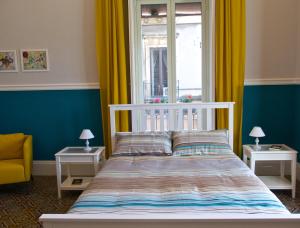 卡塔尼亚B&B Umberto 134的一间卧室设有床和黄色窗帘的窗户