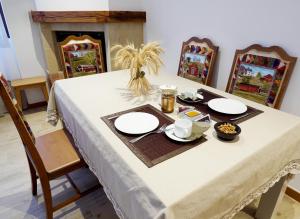 Lagrán阿里亚加艾提亚乡村民宿的一张桌子,上面有白色的桌布和盘子
