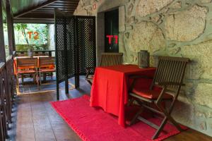 Grimancelos卡萨德阿萨特酒店的一张桌子,上面有红色桌布