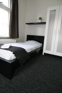 埃因霍温天鹅经济酒店的一间卧室配有床和白色橱柜