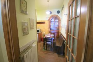 因佩里亚casa Parisi的走廊设有桌子和用餐室